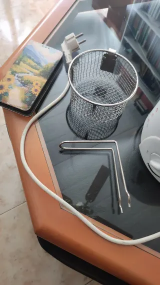 Freidora individual blanca marca Intertek