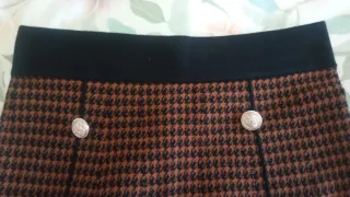 Falda punto corte sirena botones