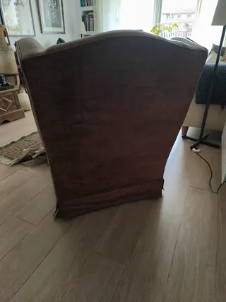 Sillón orejero de cuero de gran dimensión.