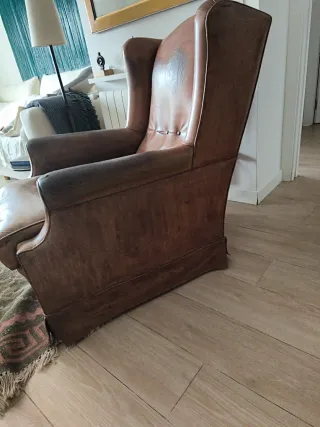 Sillón orejero de cuero de gran dimensión.