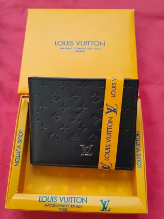 Billetera Louis vutin  es de Piel Negra