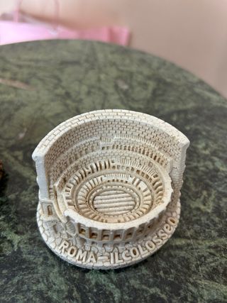 Palla di vetro presepe e Colosseo pietra