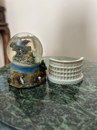 Palla di vetro presepe e Colosseo pietra
