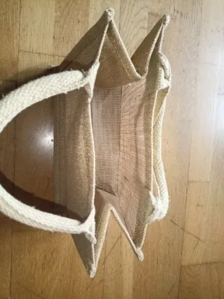 Bolsa de tela beige y dorada