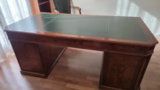Elegante escritorio de piel y madera