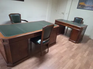 Elegante escritorio de piel y madera