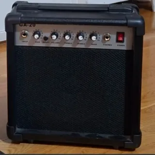 Guitarra Eléctrica Negra y Amplificador