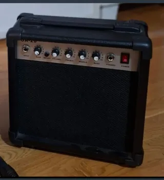 Guitarra Eléctrica Negra y Amplificador