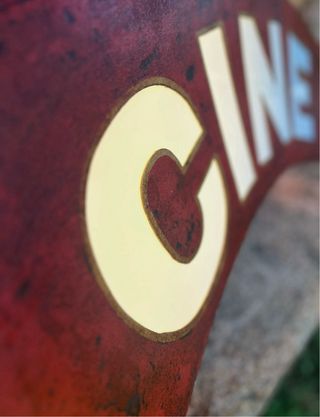 Antiguo Cartel Rótulo Luminoso de Cine metálico.