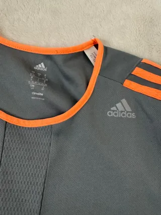 Camiseta deportiva Adidas gris y naranja