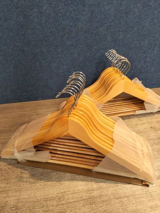 Juego 20 Perchas Madera maciza SONGMICS CRW001-20