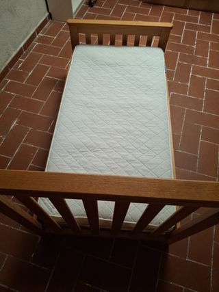 Cuna de bebé de madera con mesa para vestir