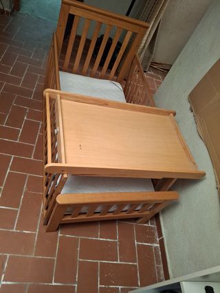 Cuna de bebé de madera con mesa para vestir