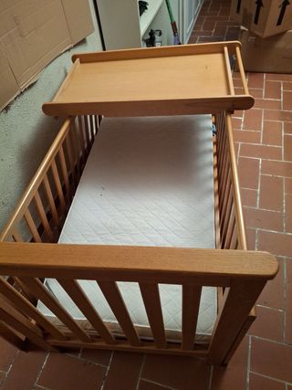 Cuna de bebé de madera con mesa para vestir