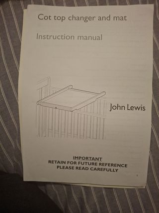 Cuna de bebé de madera con mesa para vestir