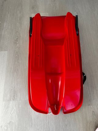 Trineo de nieve rojo