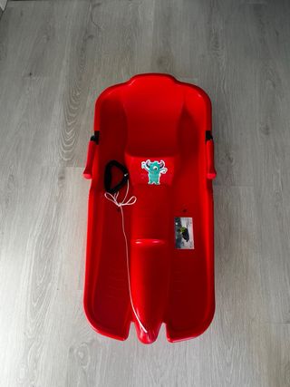 Trineo de nieve rojo
