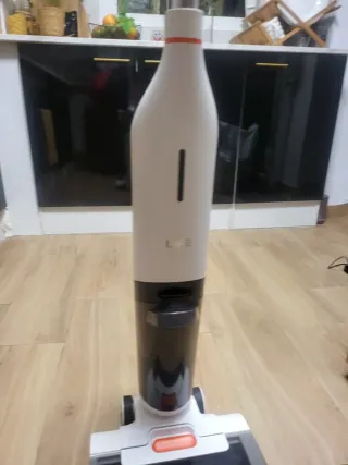 Aspiradora Escoba Blanca y Negra