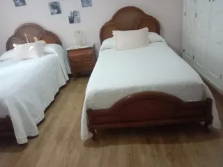 Due letti singoli in legno e rattan da 90 cm