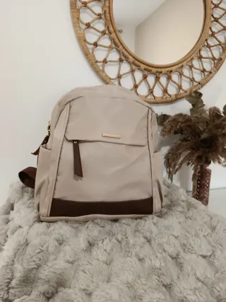 Mochila beige y marrón