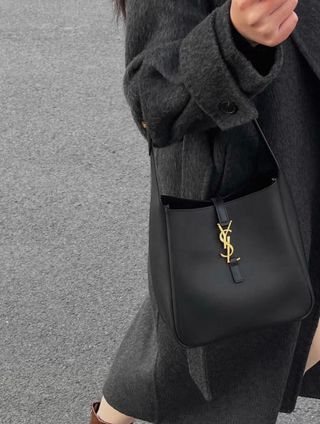 Bolso Saint Laurent Hobo Negro Dorado