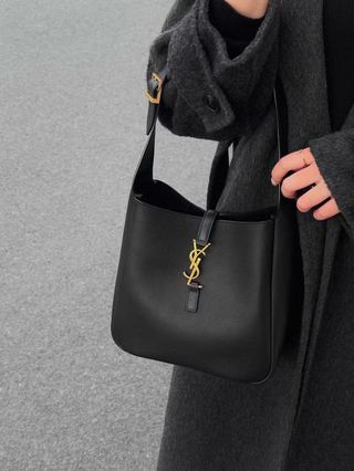 Bolso Saint Laurent Hobo Negro Dorado