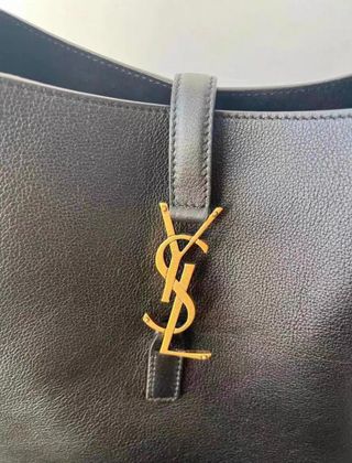 Bolso Saint Laurent Hobo Negro Dorado