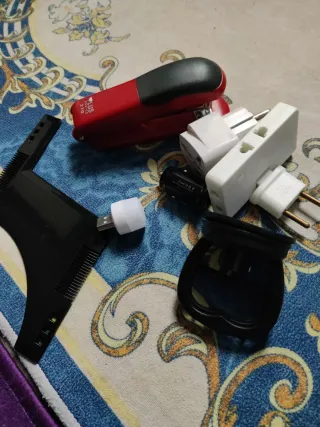 Accesorios varios: grapadora, adaptadores, etc.