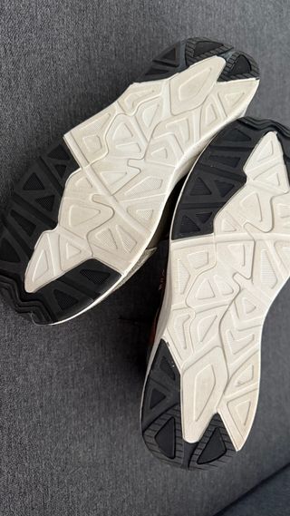 Zapatillas deportivas verdes y naranjas