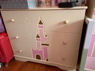 Preciosa cómoda infantil castillo beige y rosa