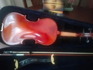 Violín Çrescendo 3/4  Müller con atril y partitura