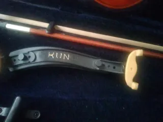 Violín Çrescendo 3/4  Müller con atril y partitura