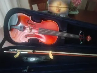 Violín Çrescendo 3/4  Müller con atril y partitura