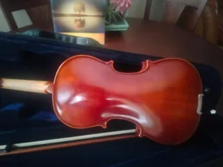 Violín Çrescendo 3/4  Müller con atril y partitura