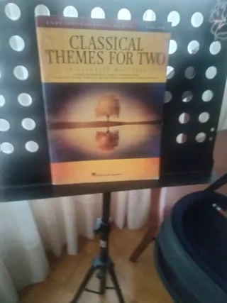 Violín Çrescendo 3/4  Müller con atril y partitura