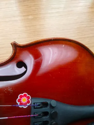 Violín Çrescendo 3/4  Müller con atril y partitura