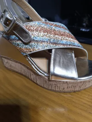 Sandalias doradas con plataforma y tiras