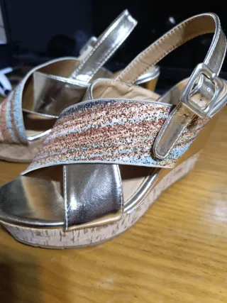 Sandalias doradas con plataforma y tiras