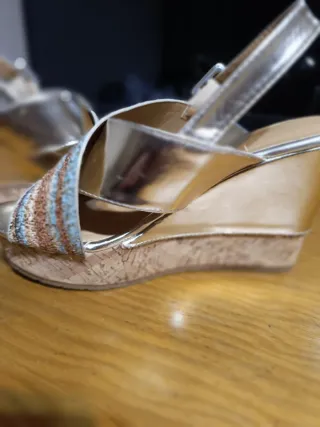 Sandalias doradas con plataforma y tiras