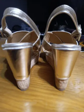 Sandalias doradas con plataforma y tiras