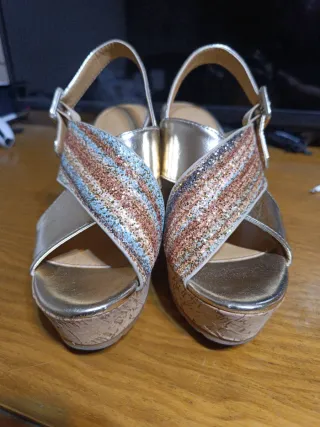 Sandalias doradas con plataforma y tiras