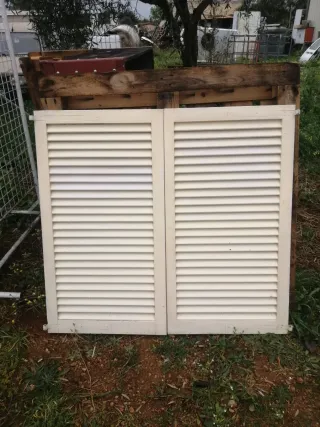 Persiana de madera  de 119 de ancho x 109 de alto