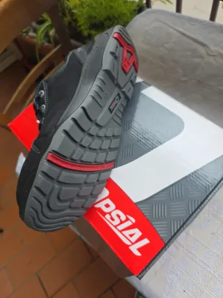 Zapatos de seguridad OPSIAL rojos y blancos