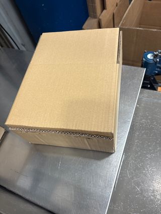 Caja de cartón marrón