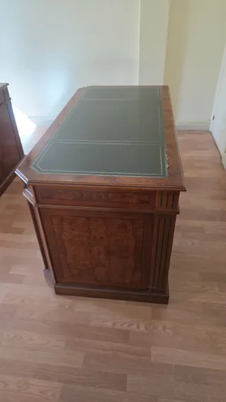 Escritorio de madera y piel con 9 cajones
