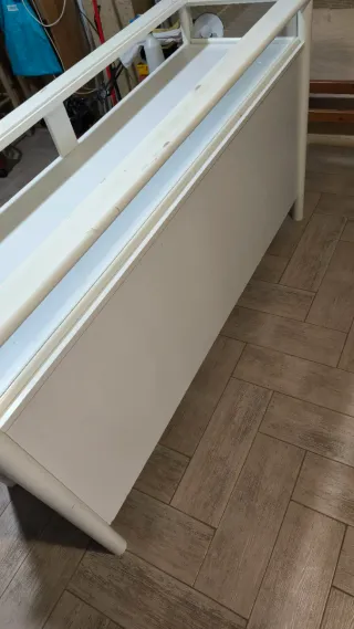 Mostrador de cristal, metal y madera blanco