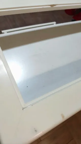 Mostrador de cristal, metal y madera blanco