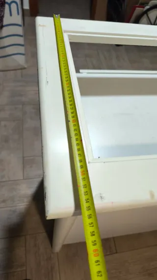 Mostrador de cristal, metal y madera blanco