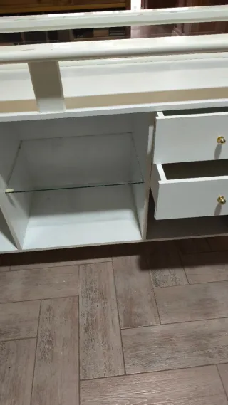 Mostrador de cristal, metal y madera blanco