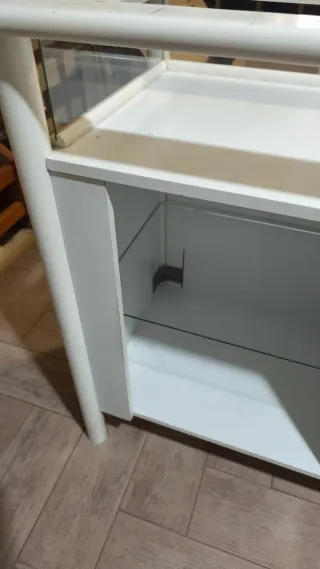 Mostrador de cristal, metal y madera blanco